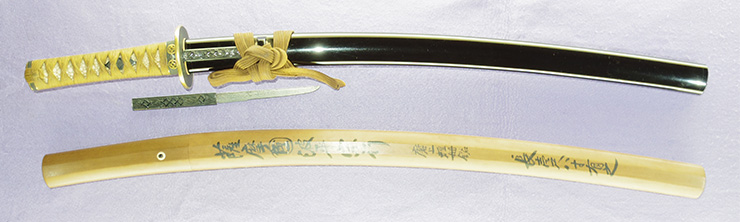 脇差　(額銘)波平宗行 黒呂色鞘脇差拵付き 　　　「小柄 銘 後藤光美(花押) 笄 銘 紋宗乗 光美(花押)」　　　松永安左エ門氏の収集品鞘