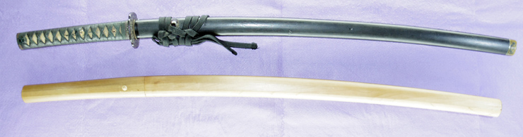 刀　(菊紋)伊豆守藤原(以下切) (金道) (業物) (伊豆守金道と二代駿河守盛道の合作)　　三品駿河守藤原[盛] (以下切) (盛道)鞘